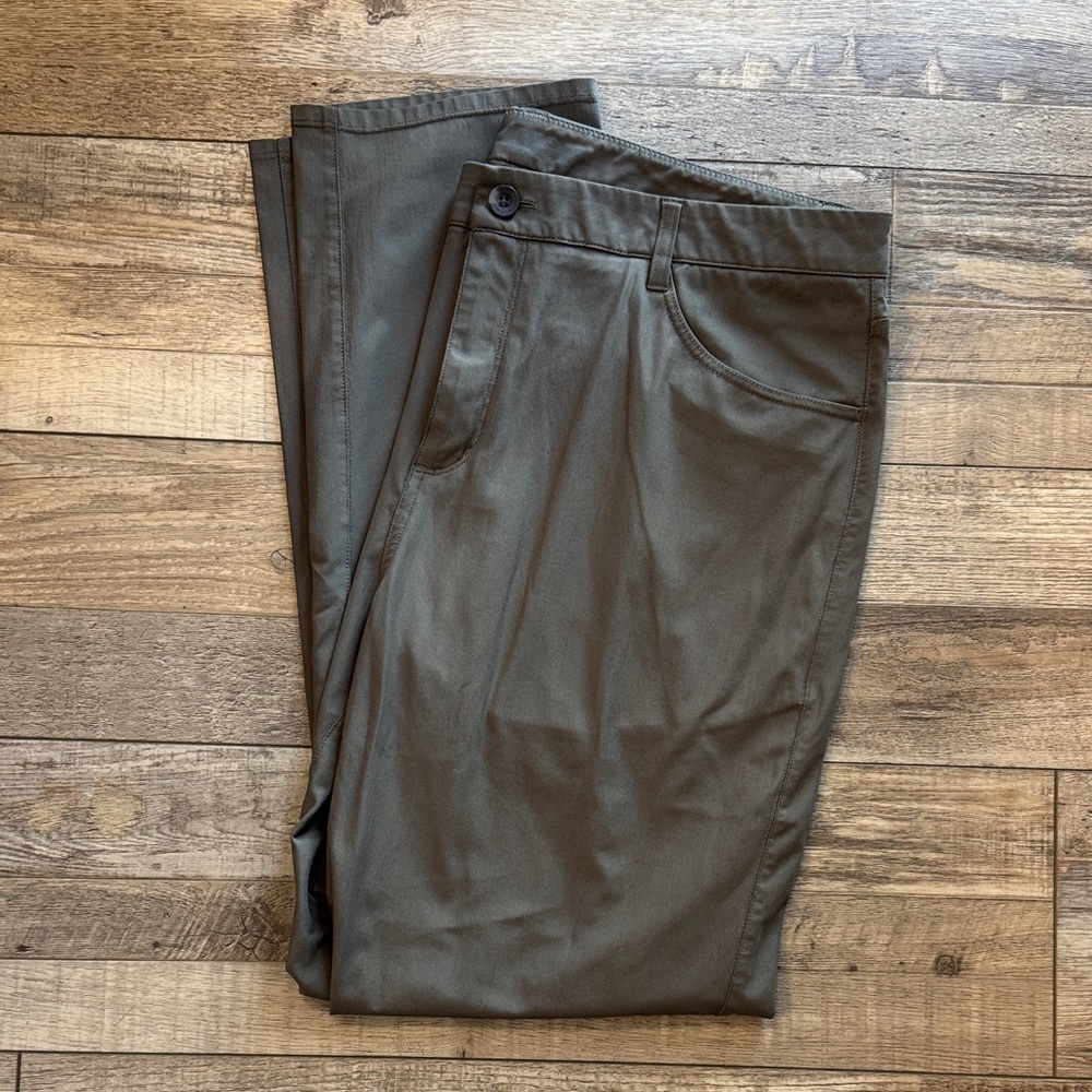 Vuori Men's Olive Chinos